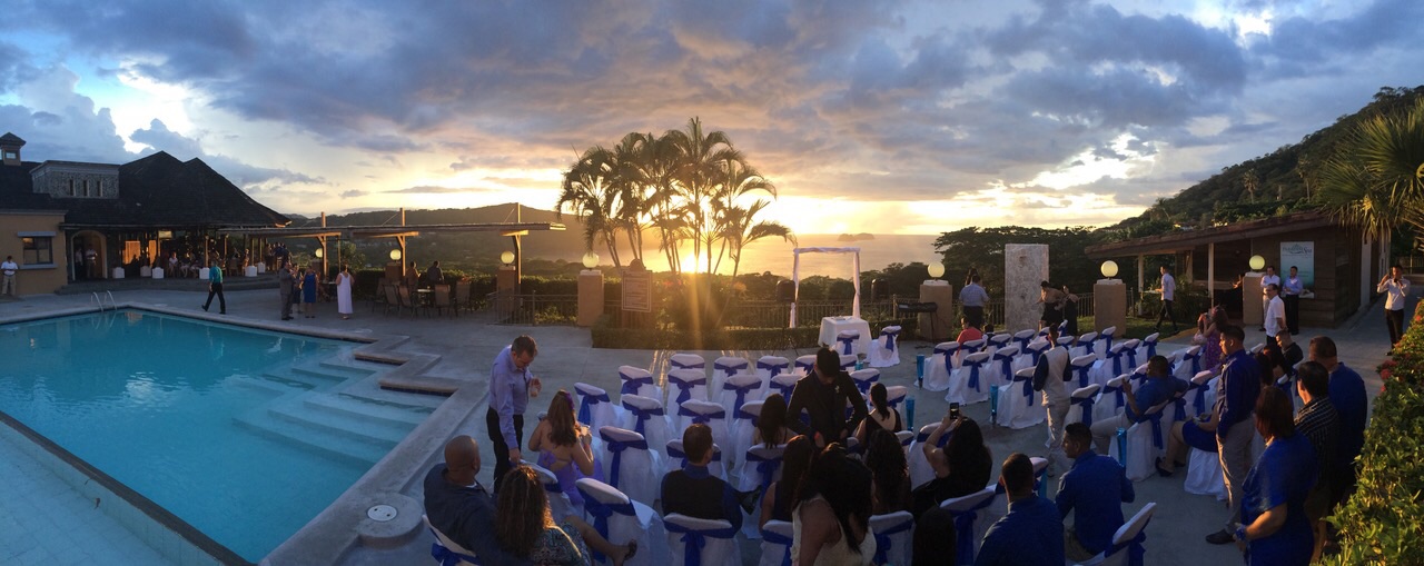 Recepción de boda junto a la piscina al atardecer