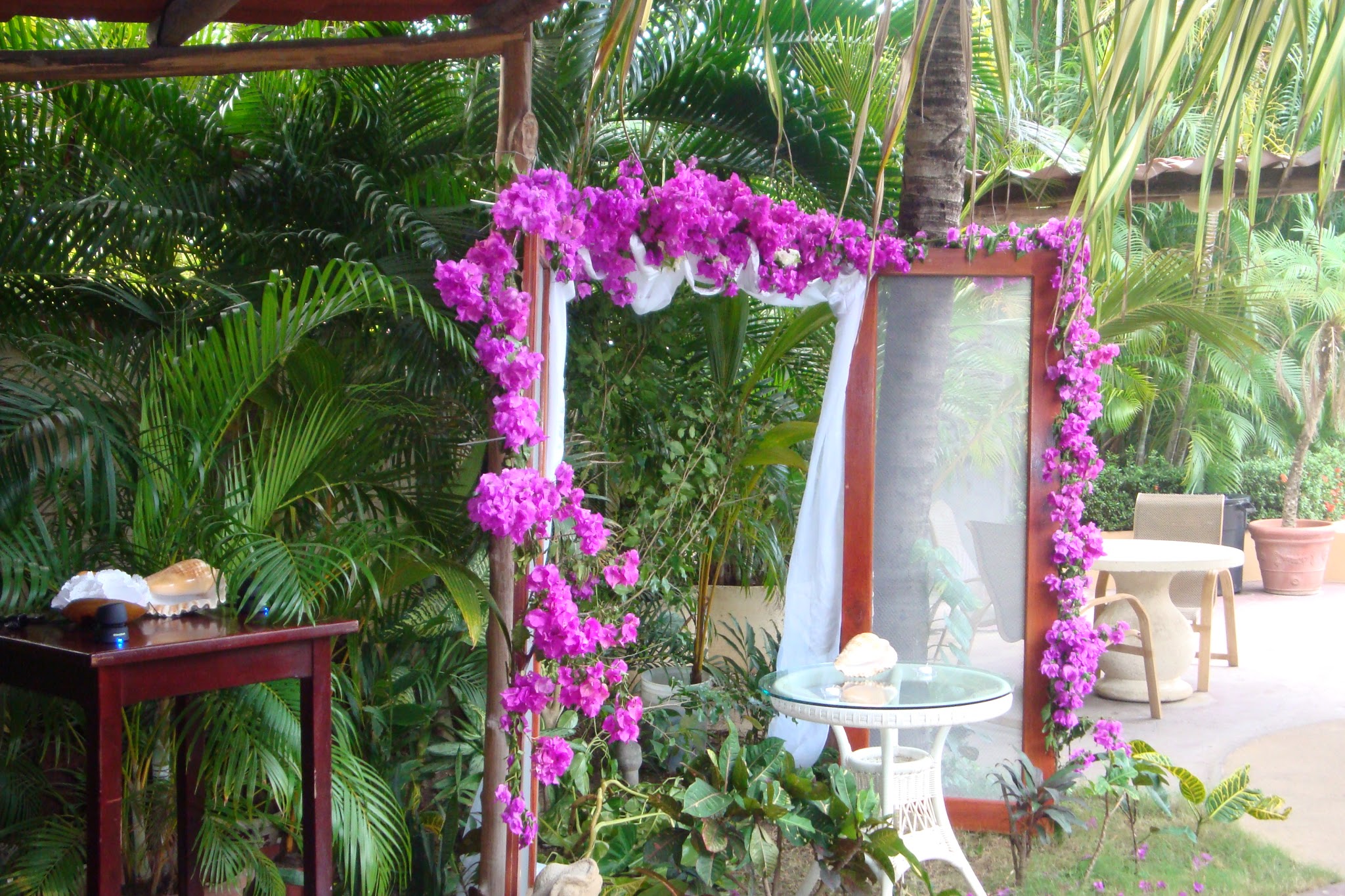 Arco de ceremonia con flores tropicales